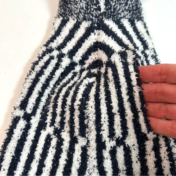 Barefoot Dreams Cozy Chic Abstract Check Dog
Sweater Size Small - Picture 6 of 16